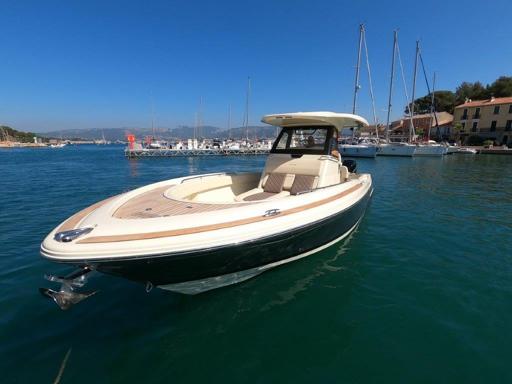 Chris Craft Catalina 30 Prestazioni e Comfort in Mare