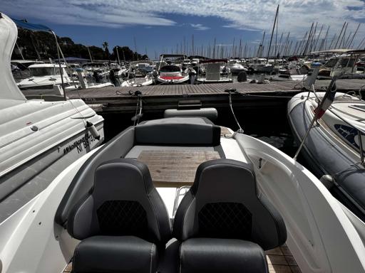 Sessa Marine Key Largo 27 Key Largo 27 Fuoribordo: Un'Alternativa Distintiva
