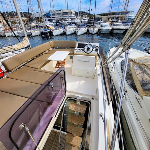 Jeanneau Prestige 350 Fly Introducción al Prestige 350 Flybridge